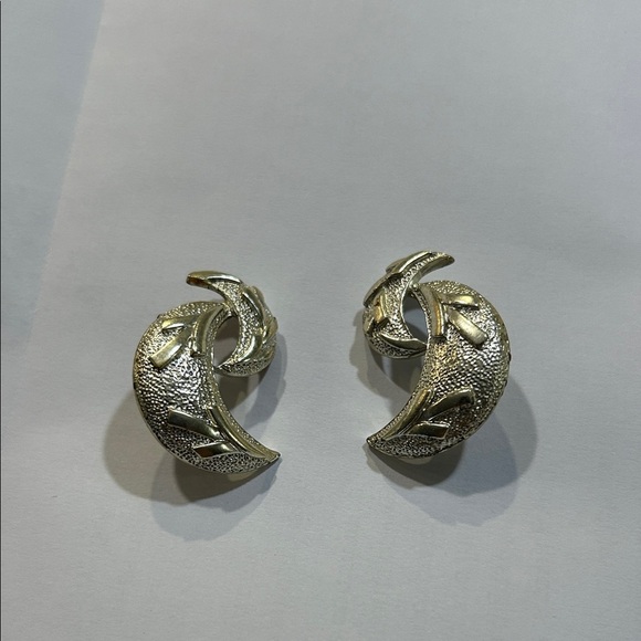 Source Unknown Jewelry - Elegant Vinatge Silver tone half moon clip on Earrings